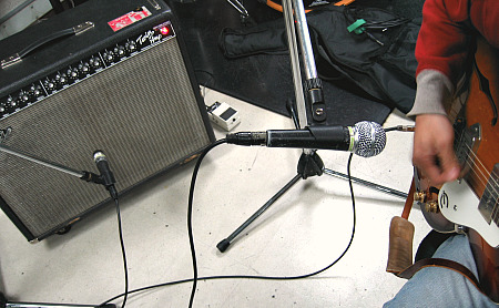 アンプの前とギターを弾くストロークの手付近にマイクを設置